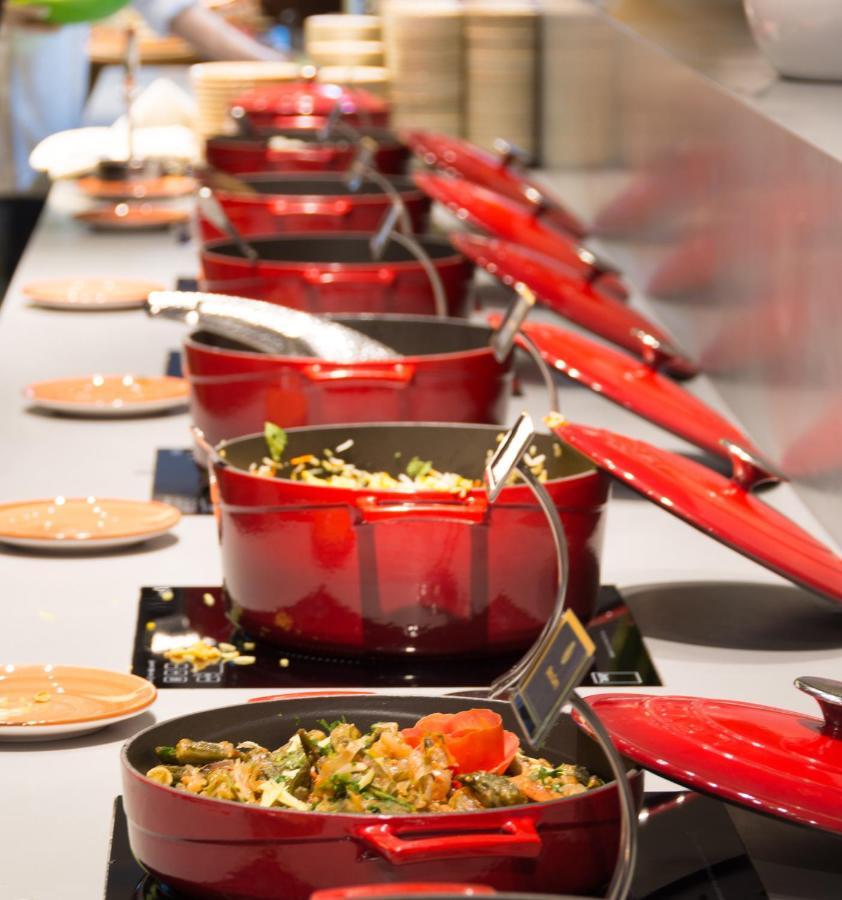The Act Hotel Szardża Zewnętrze zdjęcie Le Creuset cookware
