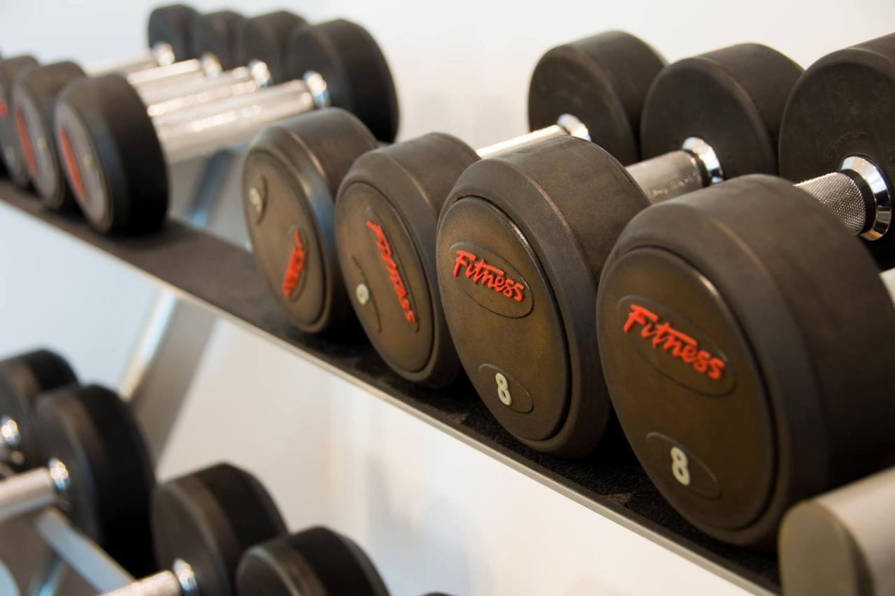 The Act Hotel Szardża Udogodnienia zdjęcie Dumbbells on a rack