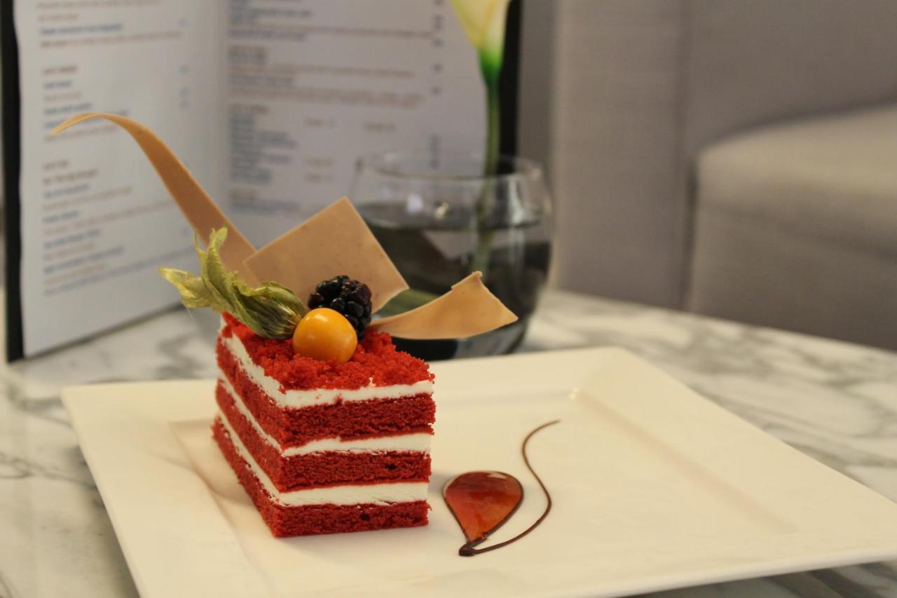 The Act Hotel Szardża Zewnętrze zdjęcie A red velvet cake